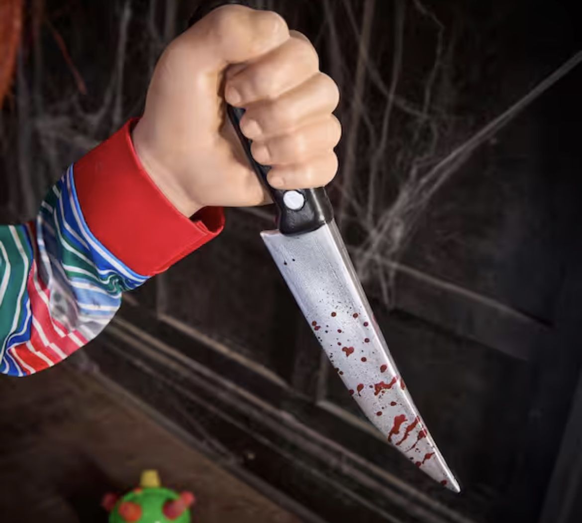 3.5 ft Animated LED Scarred Chucky Figurine - photo 3