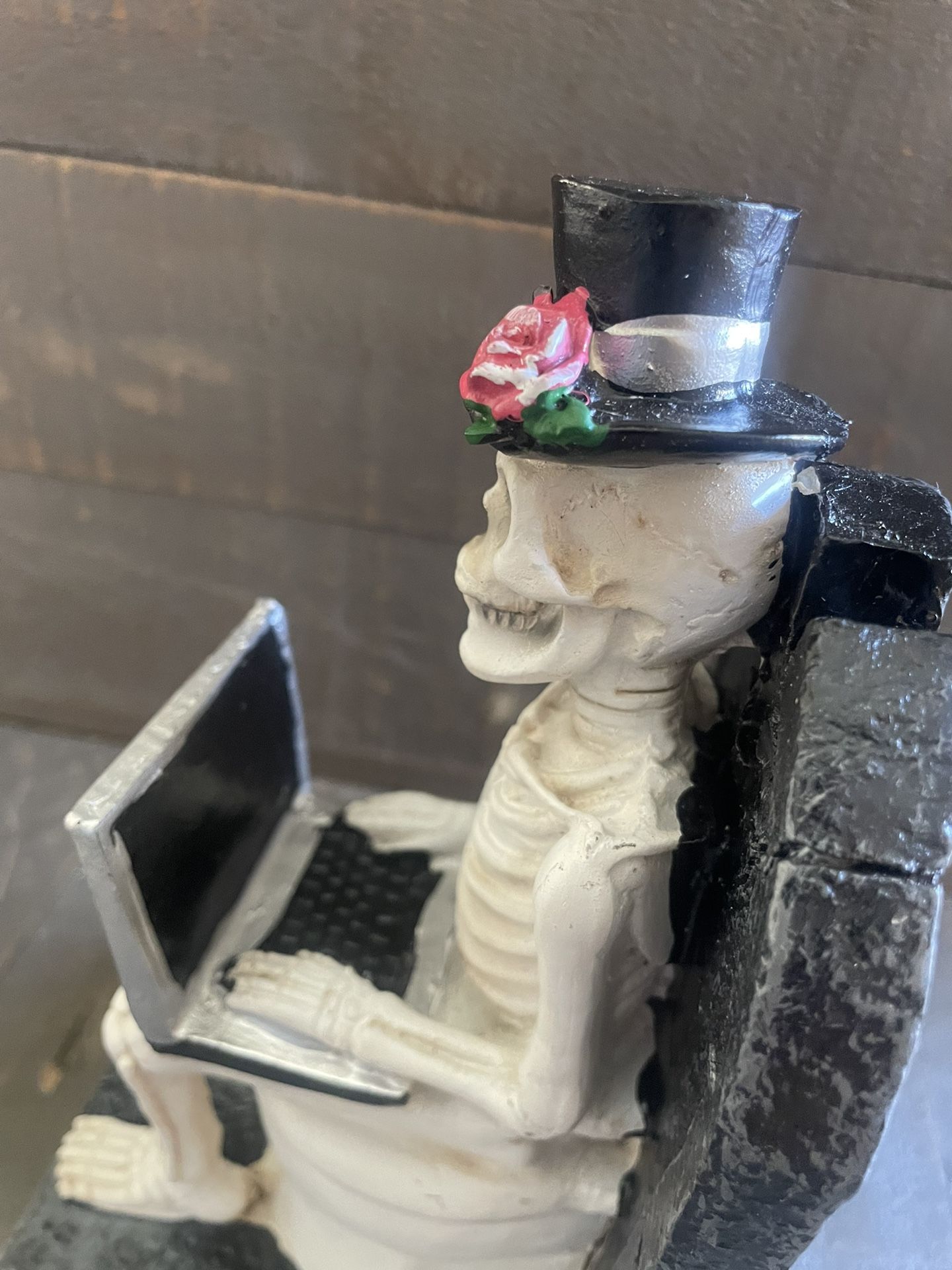 NEW - Halloween Skeleton on Toilet with Computer - photo 3