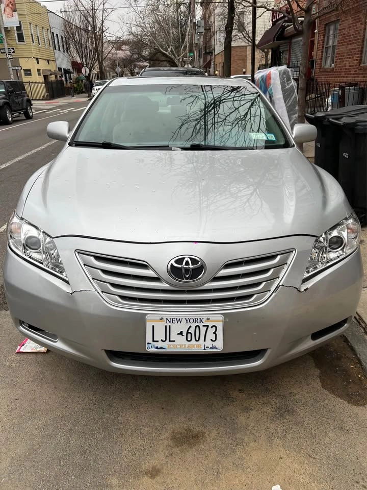 2009 Toyota Camry LE Sedan 4D - photo 2