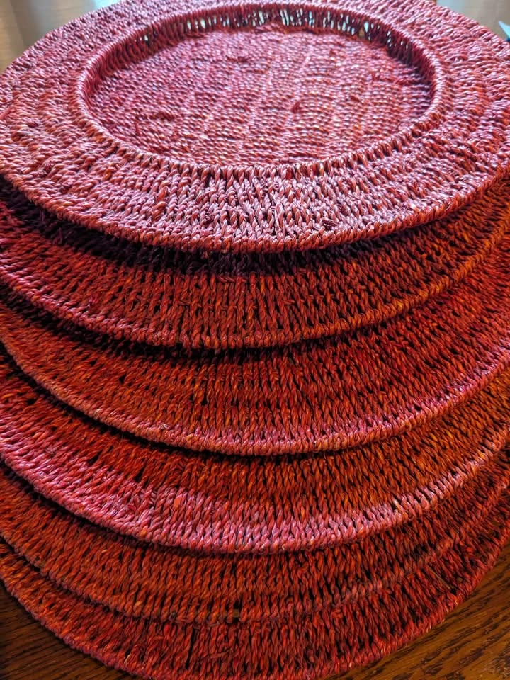 Set of six red woven chargers - photo 2
