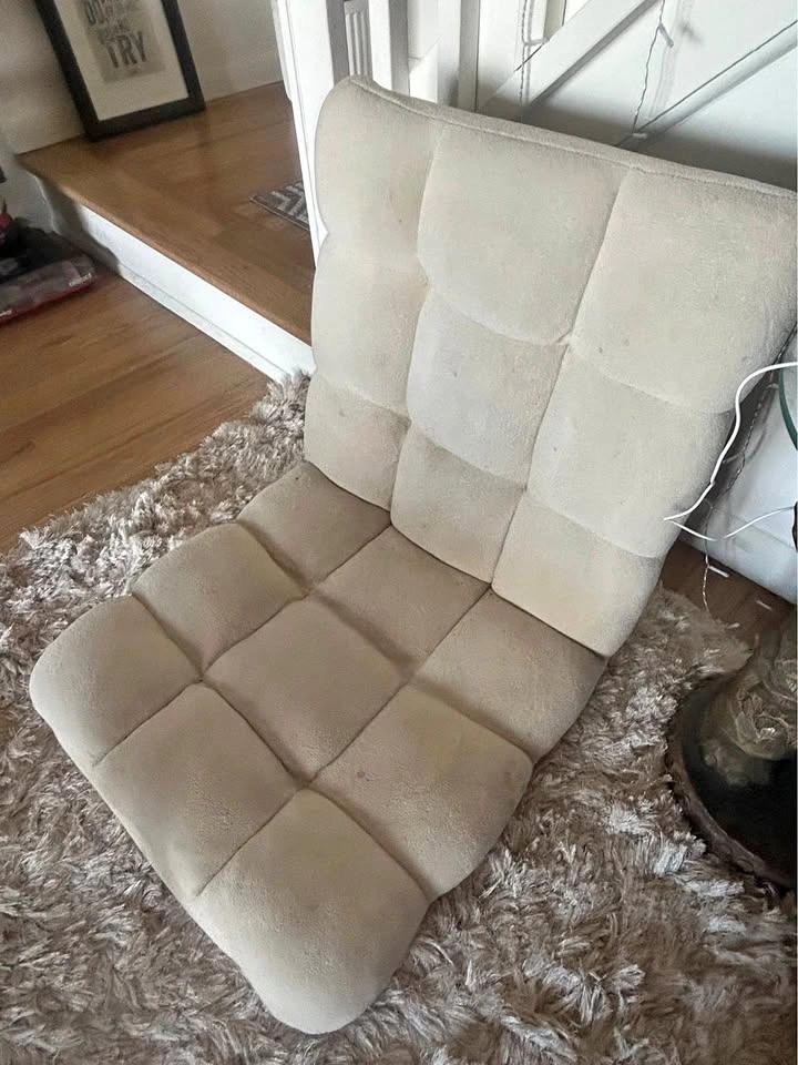 Comfy off-white Tufted Floor Chair