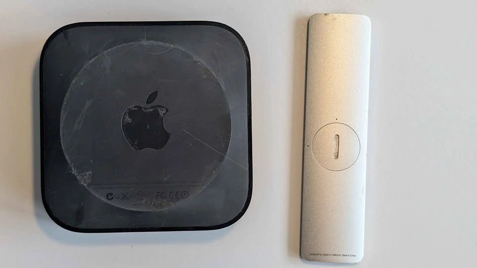 Apple TV 3rd Gen (A1469) w/ Remote + Cables - photo 3