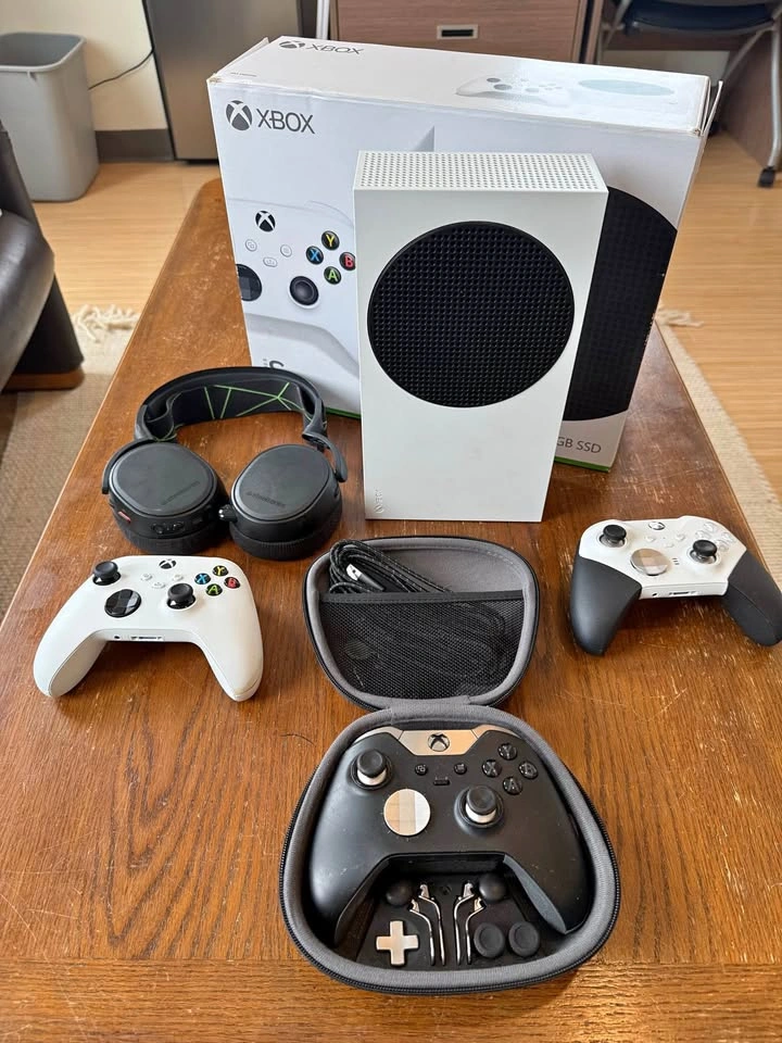 Xbox Series S 512GB + Accessories