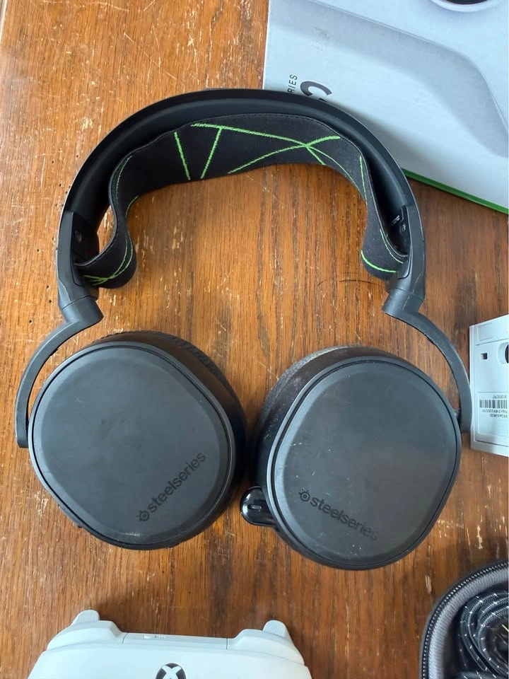 Xbox Series S 512GB + Accessories - photo 2