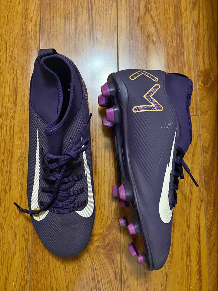 Soccer cleats (KM)