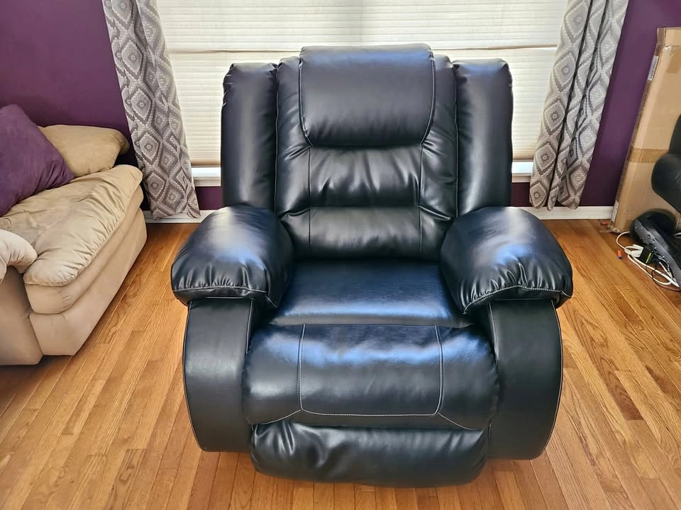 Black Recliner – Excellent Condition (Ashley Furniture)