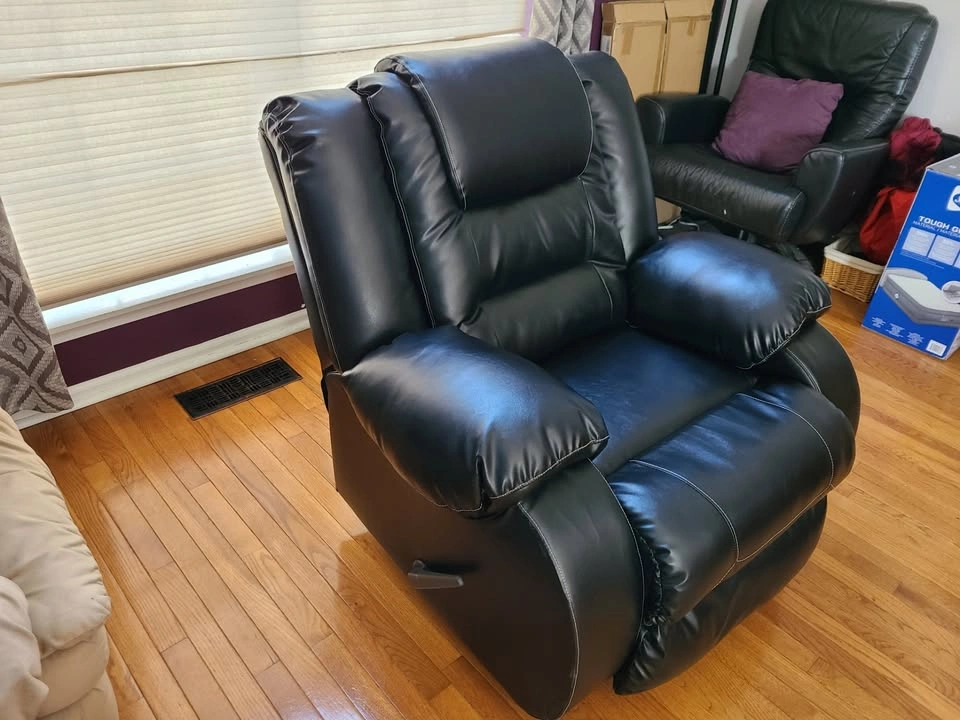Black Recliner – Excellent Condition (Ashley Furniture) - photo 2