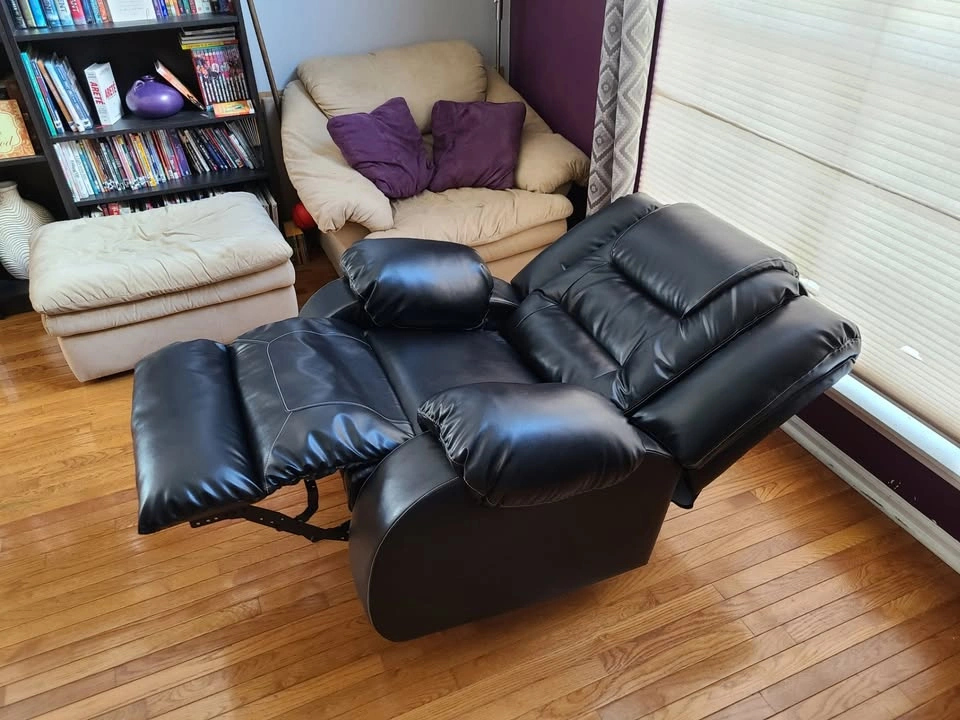 Black Recliner – Excellent Condition (Ashley Furniture) - photo 4