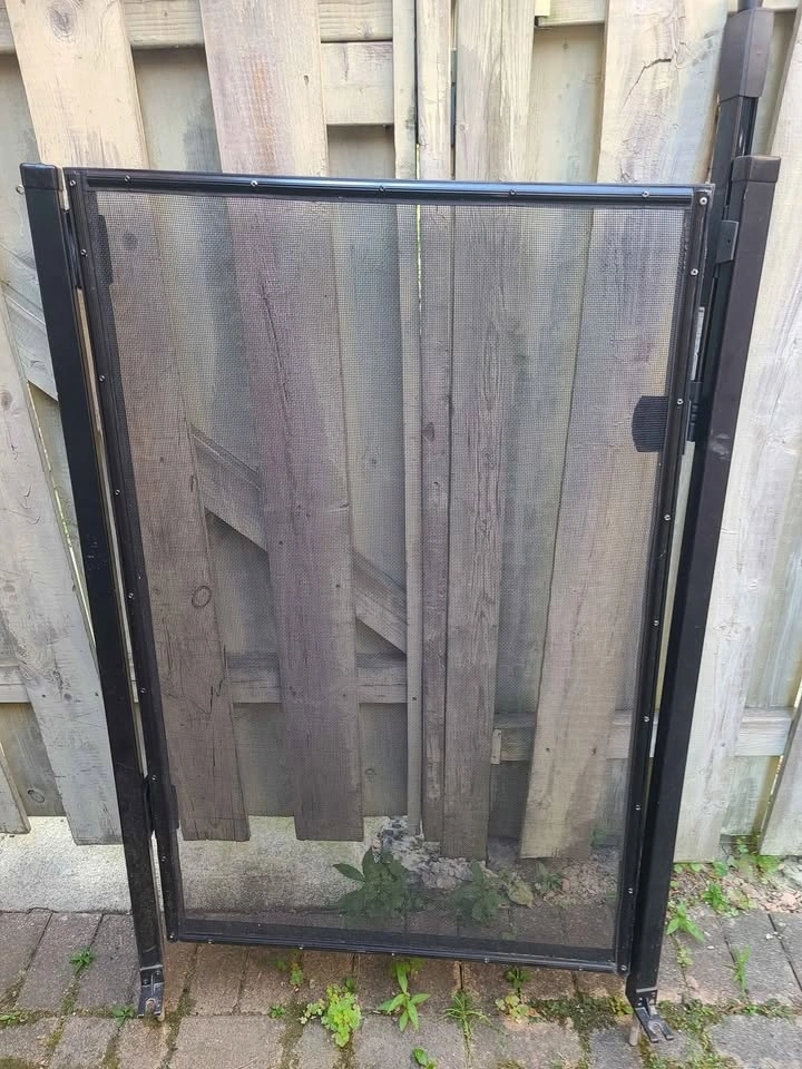 Pool Safety Gate - photo 2
