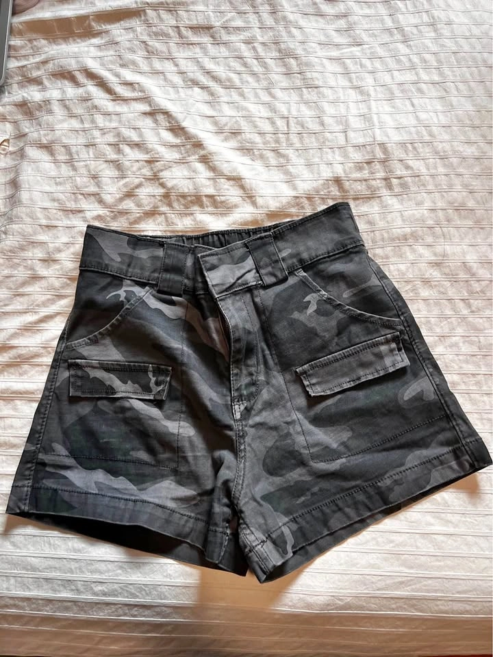 Bluenotes High-Waisted Grey Camo Cargo Shorts - Size Small