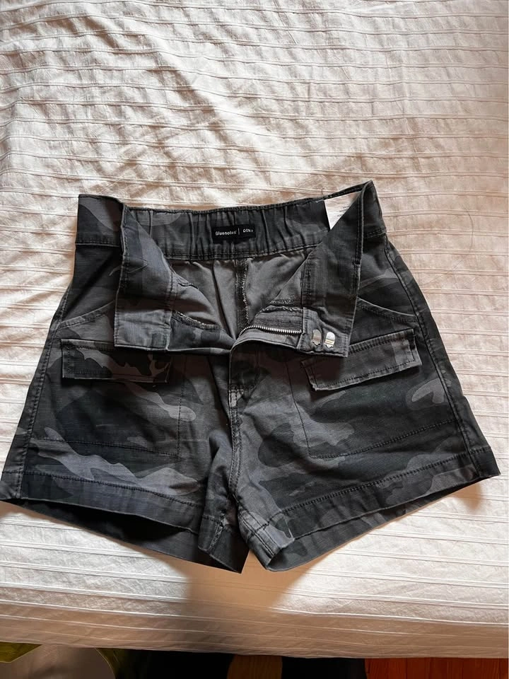 Bluenotes High-Waisted Grey Camo Cargo Shorts - Size Small - photo 2