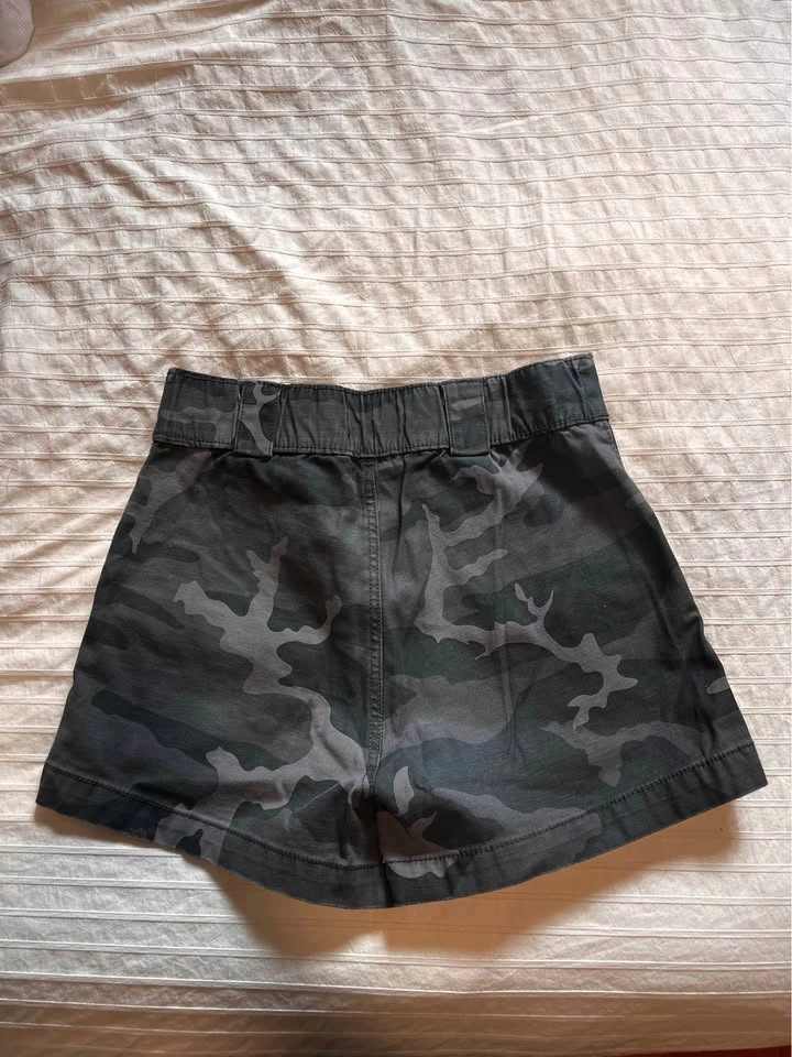 Bluenotes High-Waisted Grey Camo Cargo Shorts - Size Small - photo 3