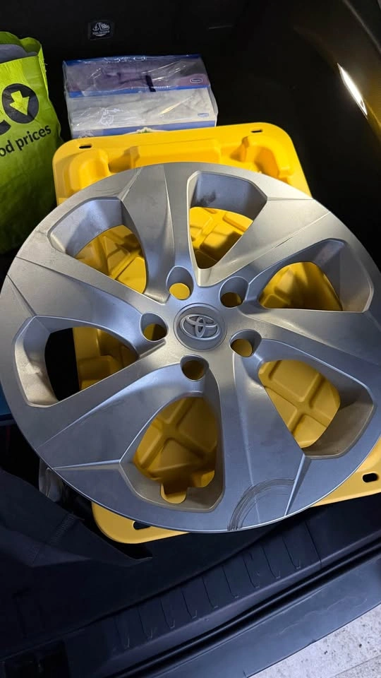 Toyota 17inch Rim Cover - photo 2
