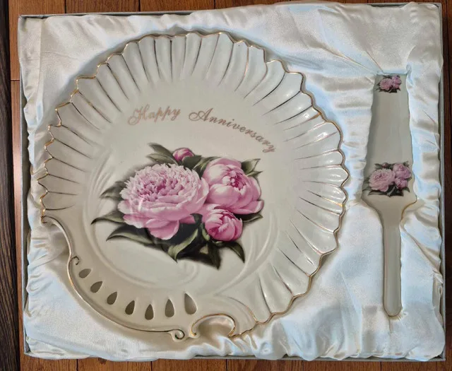 Anniversary Serving Plate & Knife Set (New) thumbnail