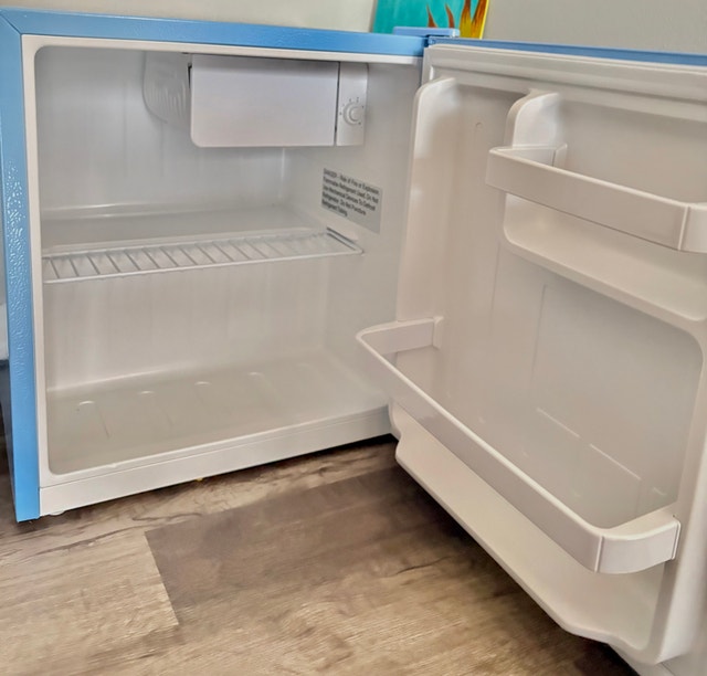 Frigidaire Retro Compact Fridge - photo 4