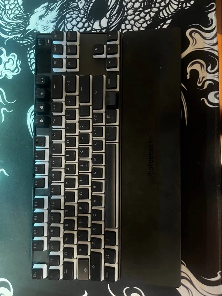 SteelSeries TKL Wireless Keyboard – Like New + Extra Keycaps - photo 2
