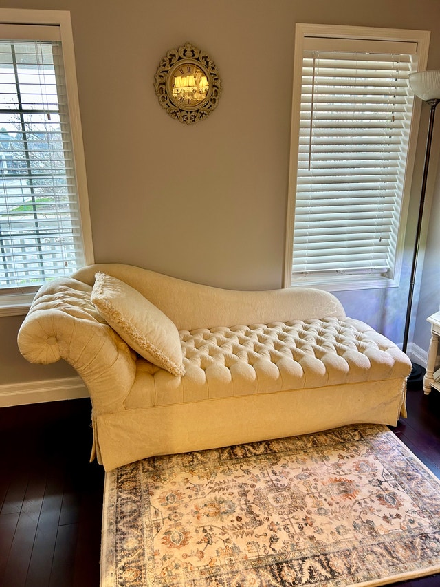 Stylish Chaise Lounge with Button-Tufted Design