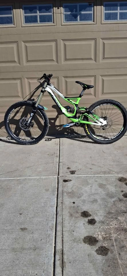 Specialized Demo 8 Downhill Bike + Extra Parts - photo 4