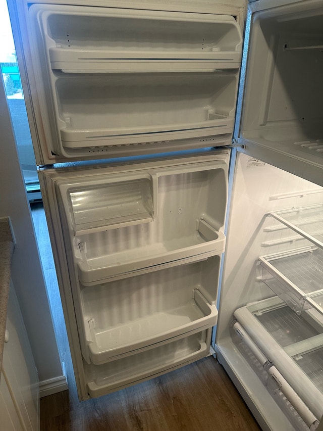 Reliable White Fridge – Works Perfectly - photo 3