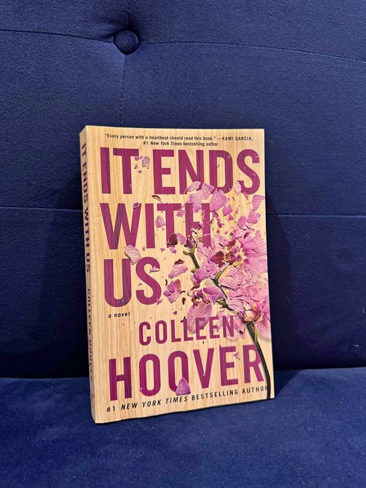 It Ends With Us - Colleen Hoover (Paperback)