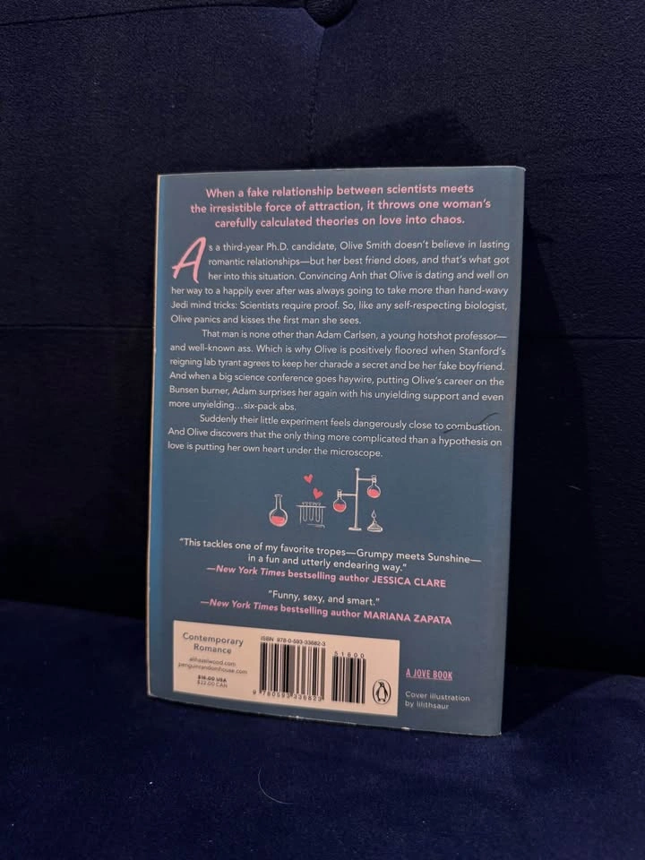 The Love Hypothesis - Ali Hazelwood (Paperback) - photo 2