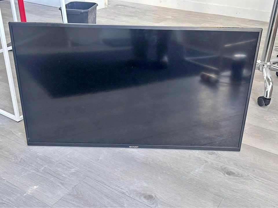 40” TV + Wall Mount – Works Perfect