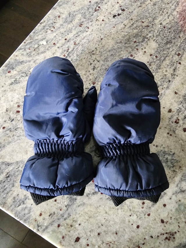 Kids gloves in good condition