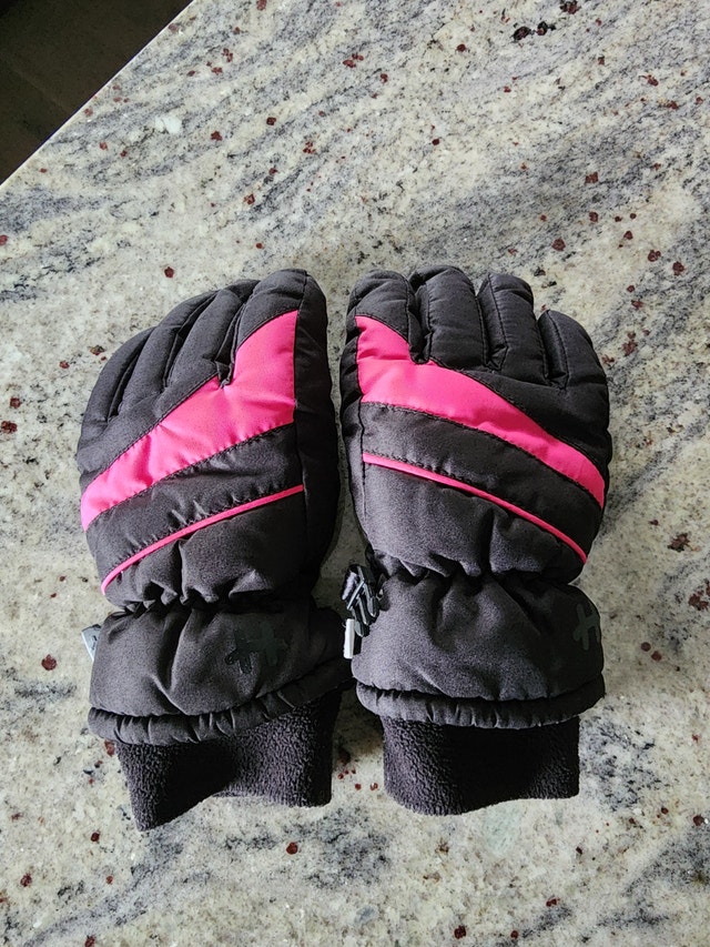 Kids gloves in excellent condition