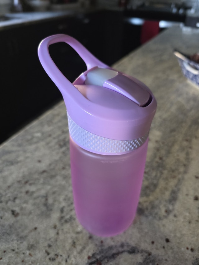 Kids water bottle, excellent condition, internal straw missing