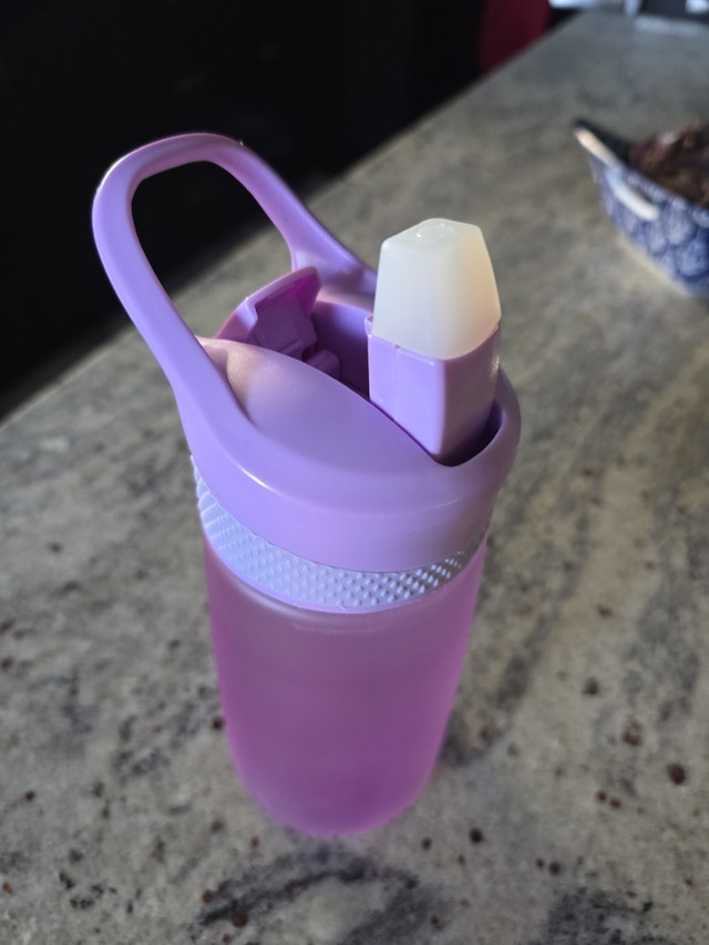 Kids water bottle, excellent condition, internal straw missing - photo 3