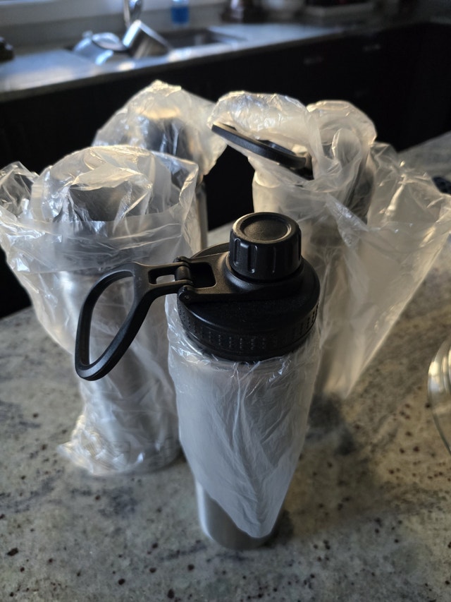 x4 Brand new 24oz / 710ml water bottles for 45$ firm
