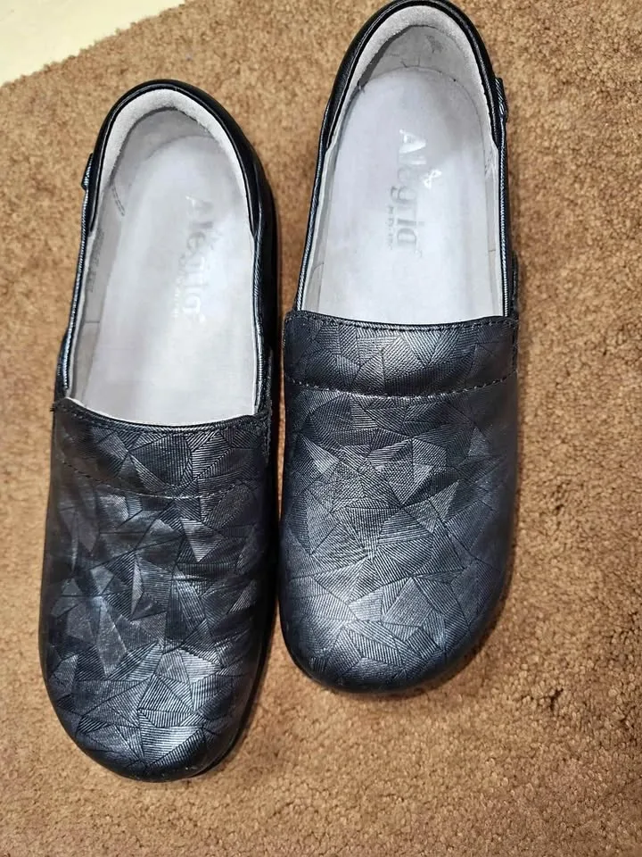 Alegria Nursing shoes size 38 . Ladies size 8. Like new.