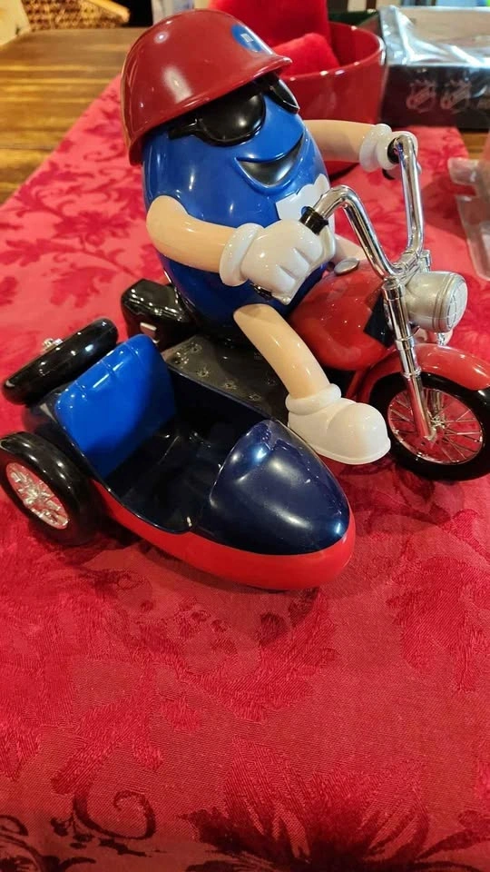 M&M's Motorcycle with Side Car Collectible - photo 2