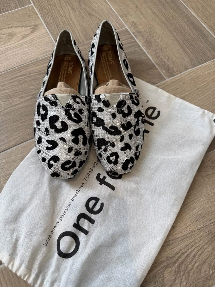 Limited Edition TOMS Women's W7.5 Leopard Sequin Slip-On Shoes - photo 2