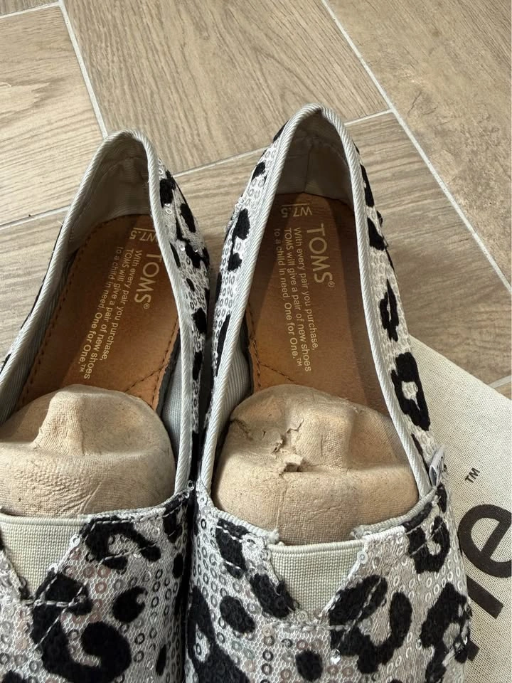 Limited Edition TOMS Women's W7.5 Leopard Sequin Slip-On Shoes - photo 3