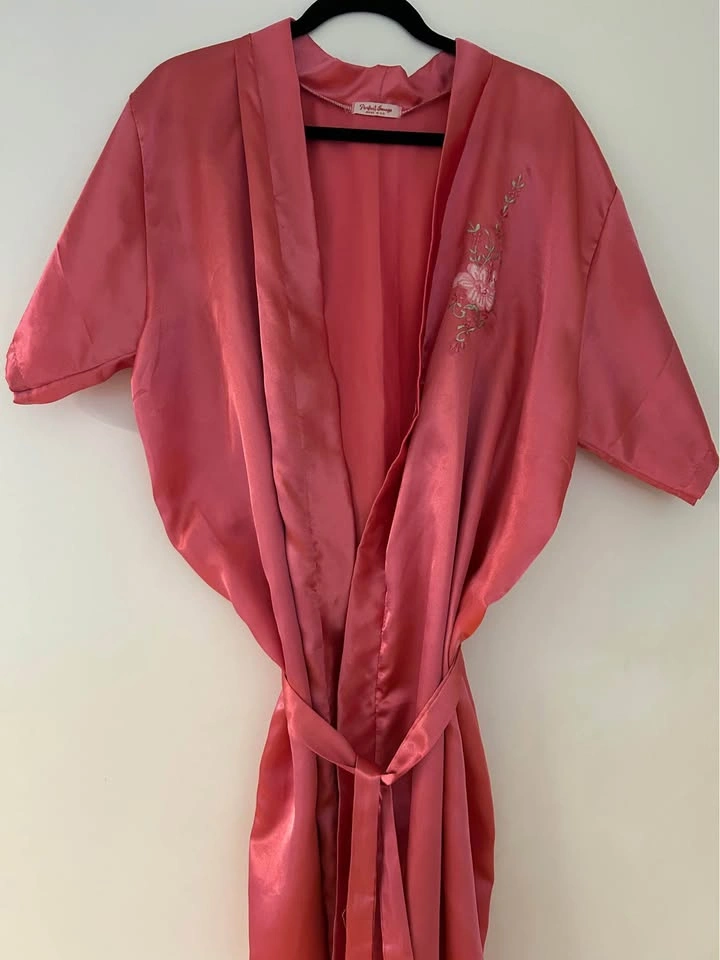 Vintage pink robe with floral embroidery - photo 5