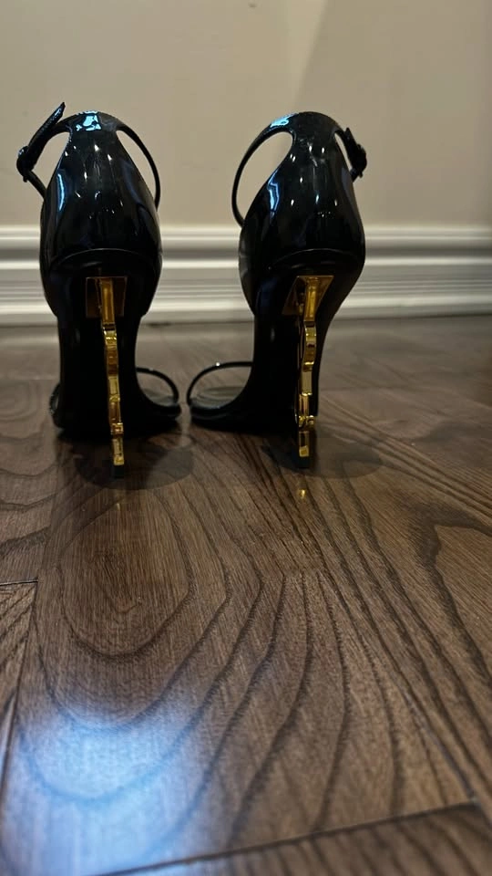Yves Saint Laurent OPYUM Sandals in patent leather - photo 2