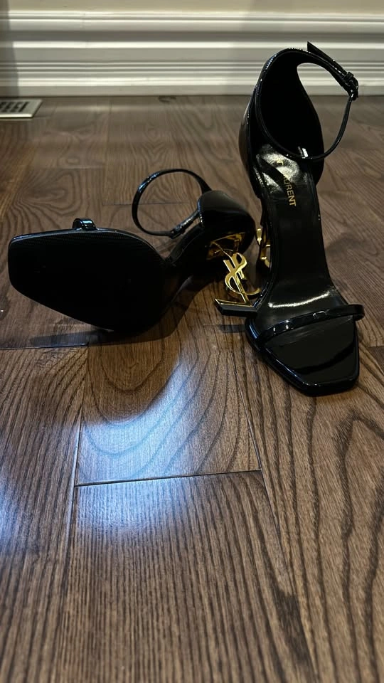 Yves Saint Laurent OPYUM Sandals in patent leather - photo 4