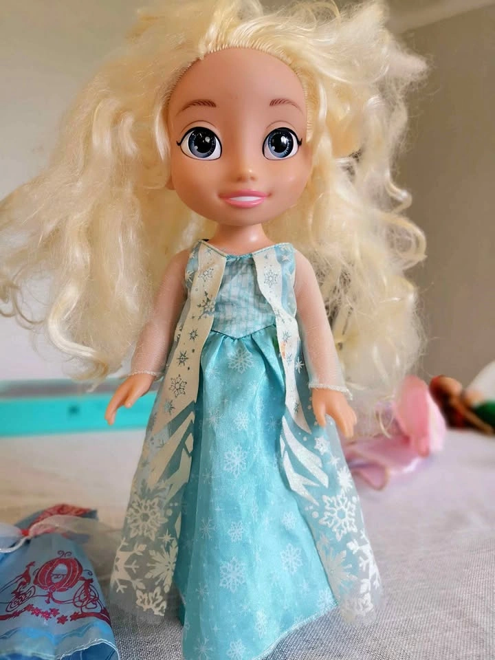 Jakks Pacific Disney Frozen Snow Glow Elsa toddler doll