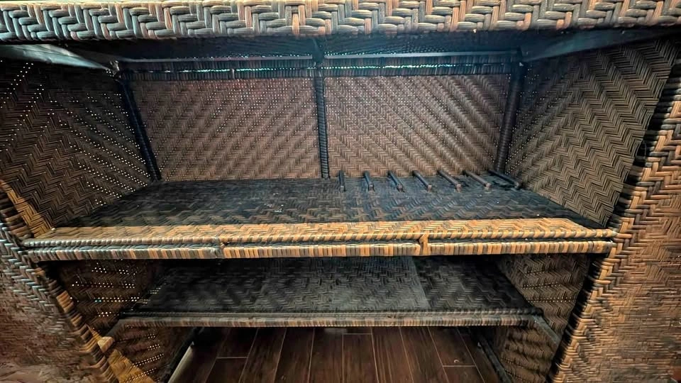 Rattan/Wicker 2 Shelf Bar w/ 3 Stools