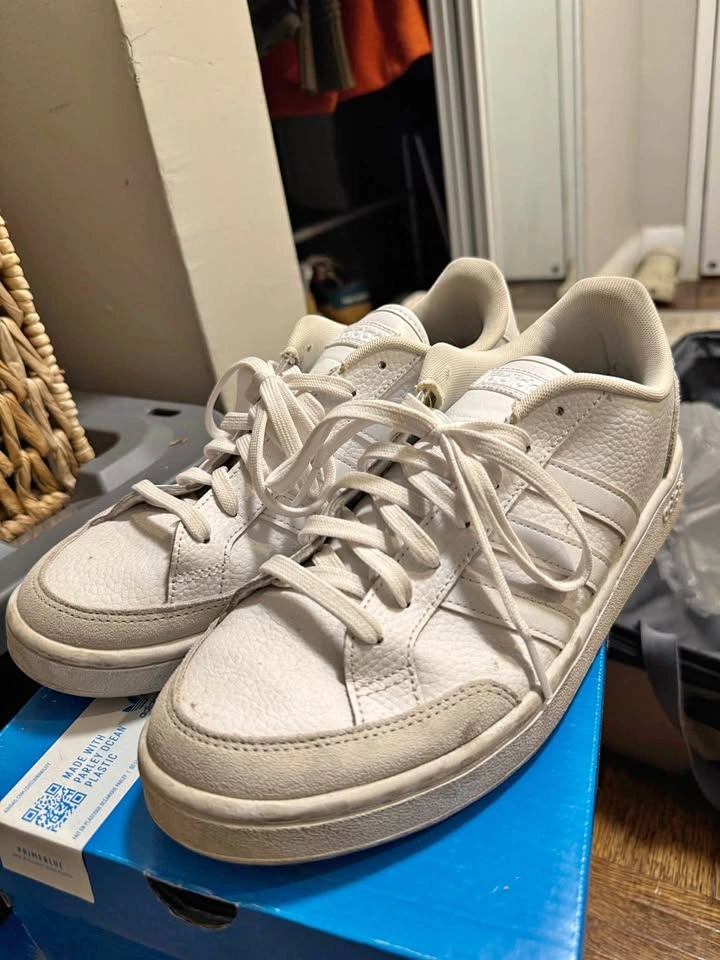 Adidas white sneaker shoes
