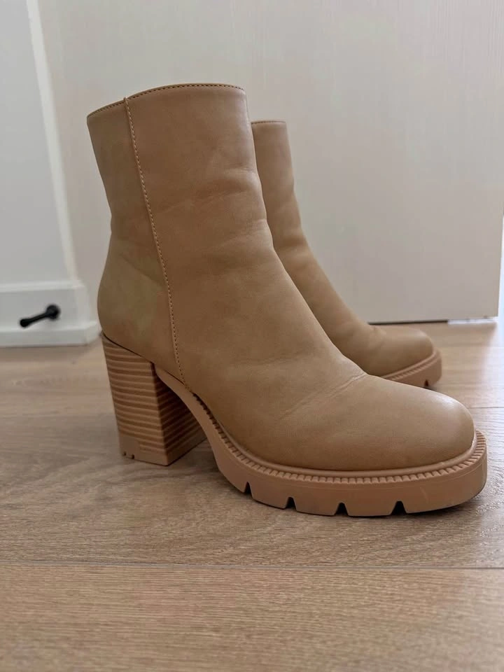Women Boots – Size 10