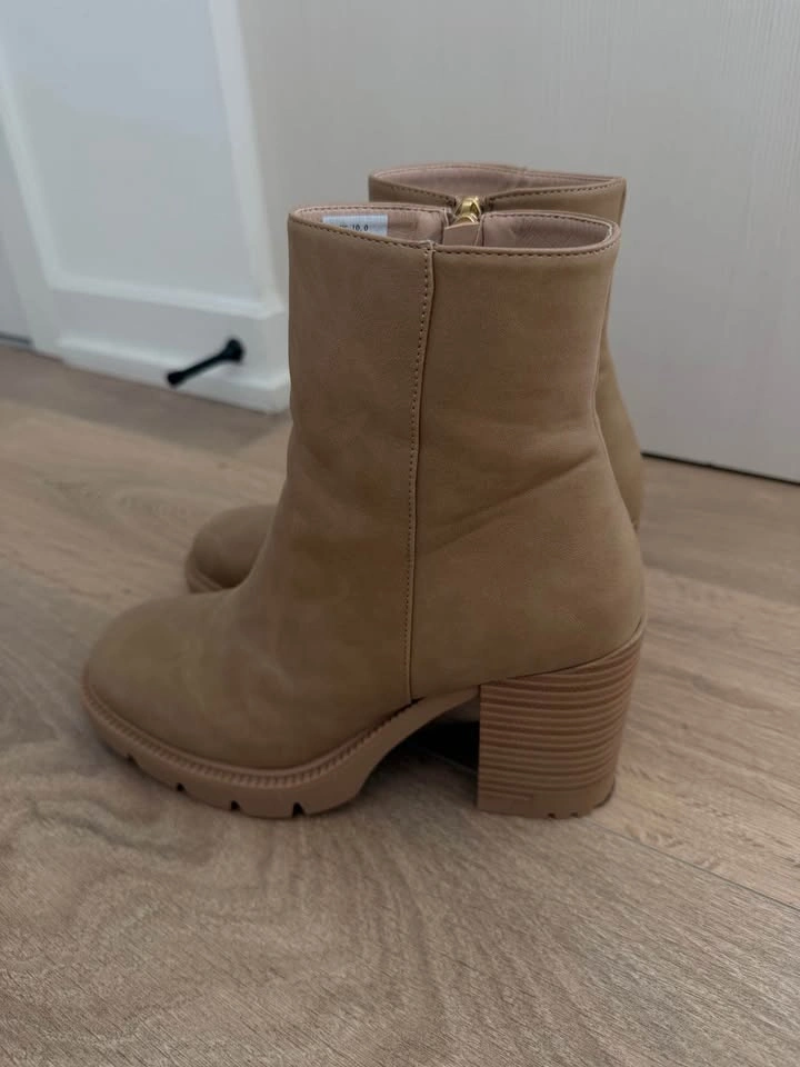 Women Boots – Size 10 - photo 3