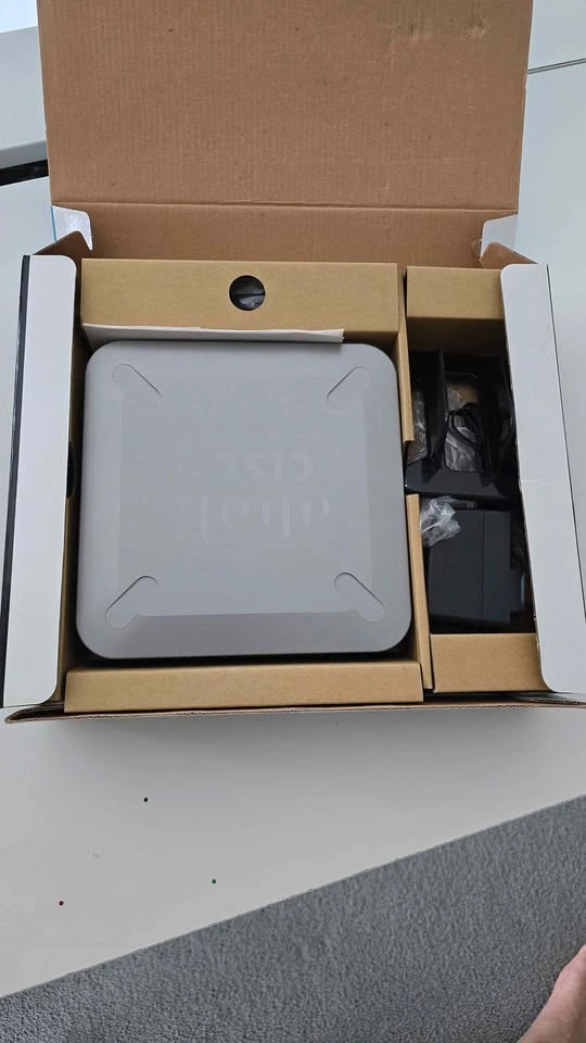 Cisco RVS4000 4-Port Gigabit VPN Security Router - New - photo 2
