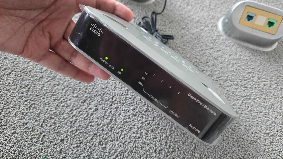 Cisco RVS4000 4-Port Gigabit VPN Security Router - New - photo 4