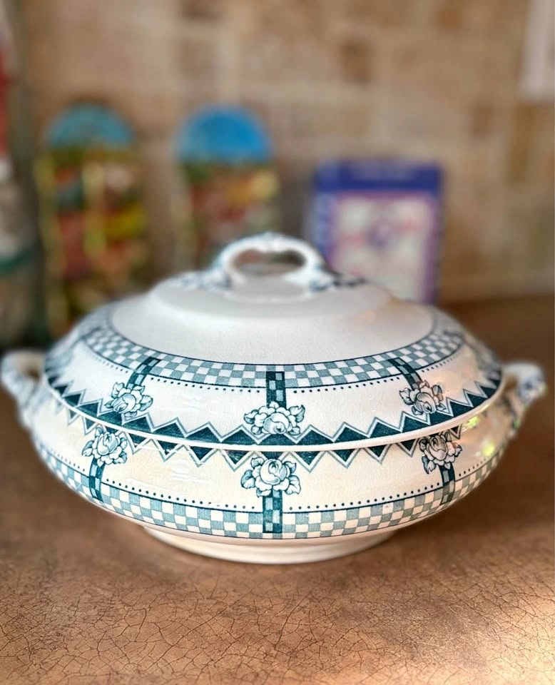 Antique Losol Ware "Gordon" Covered Serving Dish - Keeling Engla