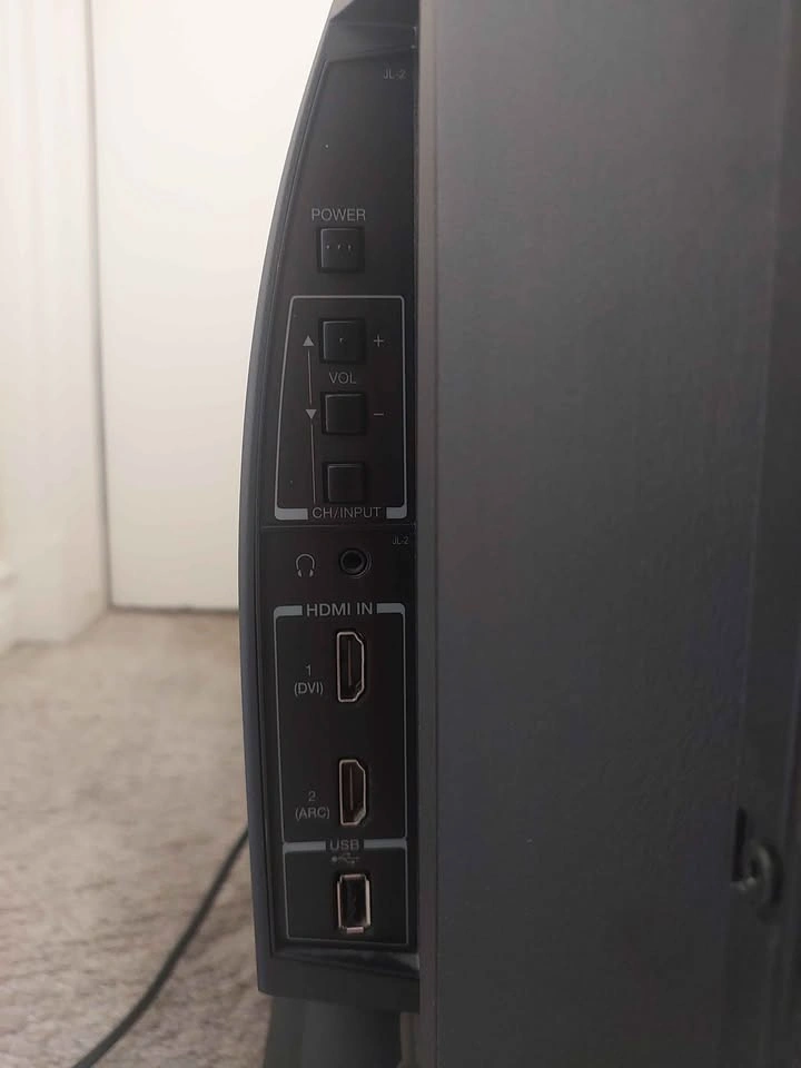 32 inch Toshiba LED TV (not smart) with remote - photo 4