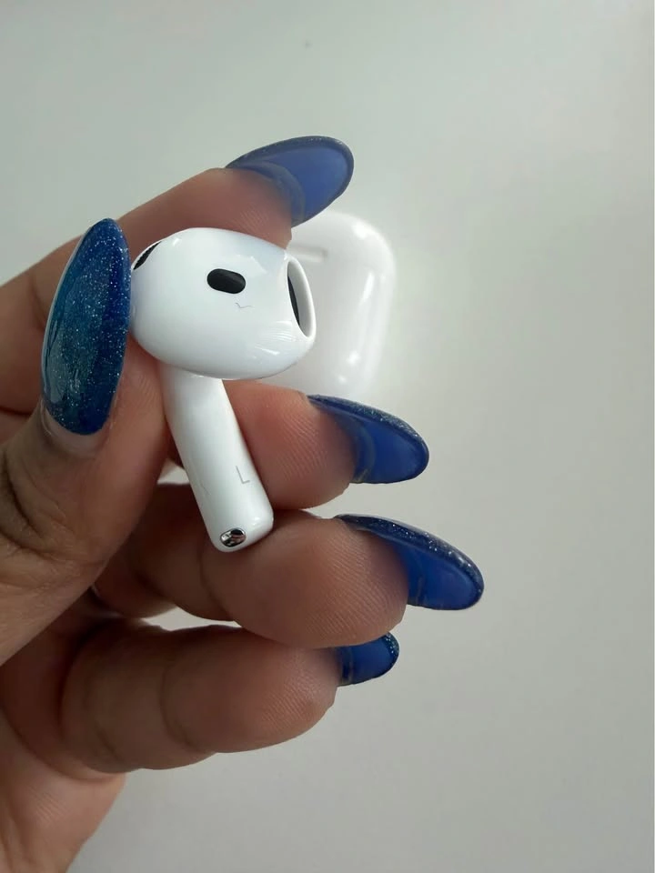 Apple AirPods 4 (Latest Model) – Excellent Condition - photo 2