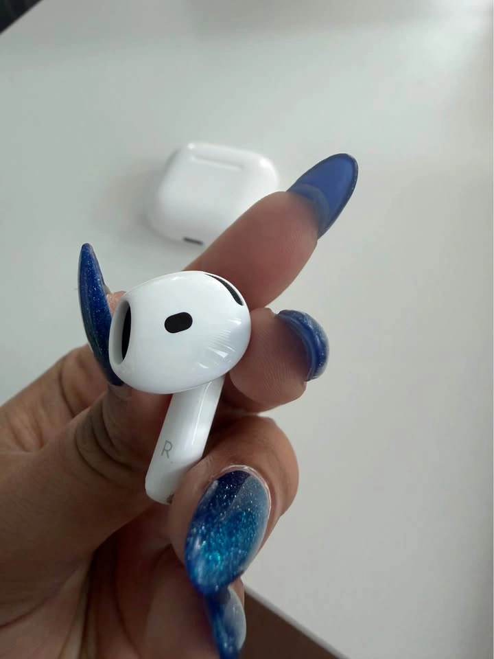 Apple AirPods 4 (Latest Model) – Excellent Condition - photo 3