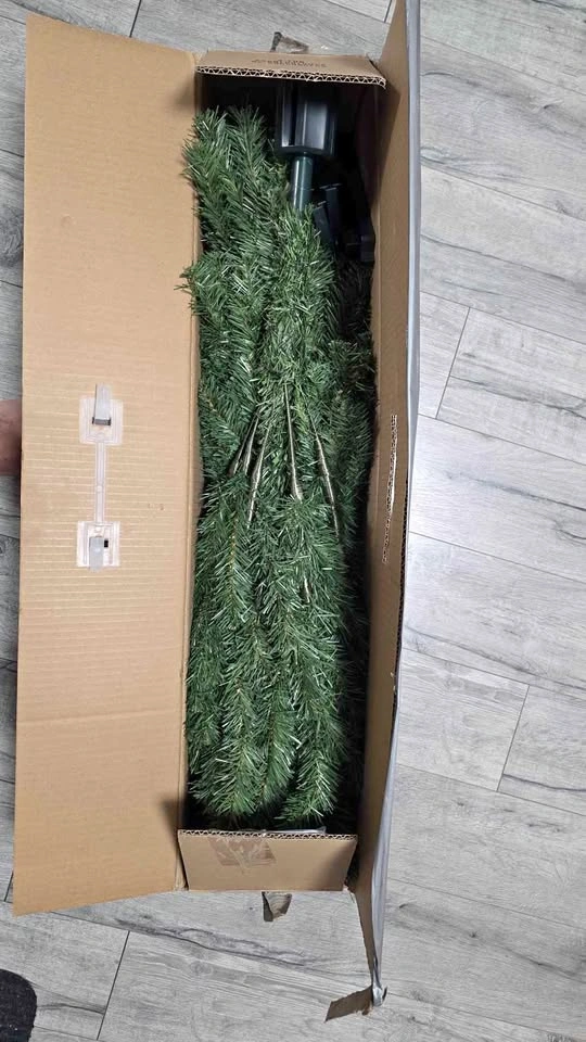 Christmas tree - 6 feet